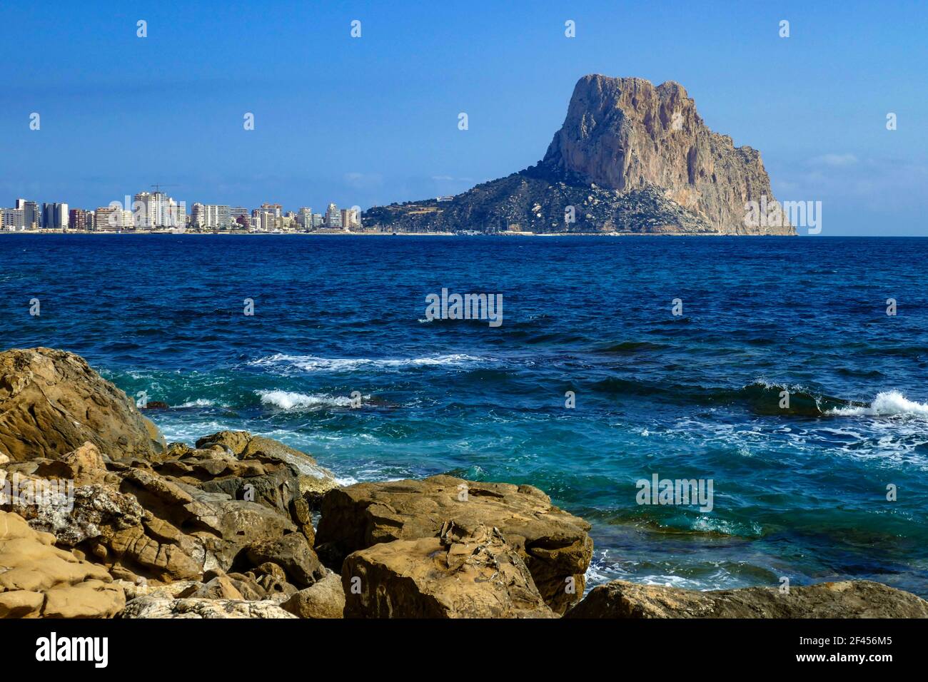 Il Peñon de'Ifach sopra il Mar Mediterraneo a Calpe, Costa Blanca, Spagna Foto Stock