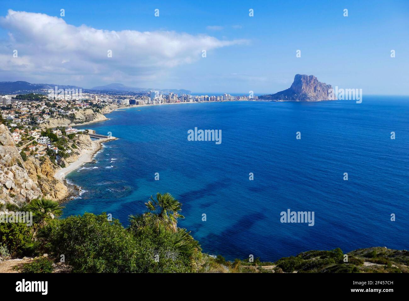 Il Peñon de'Ifach sopra il Mar Mediterraneo a Calpe, Costa Blanca, Spagna Foto Stock