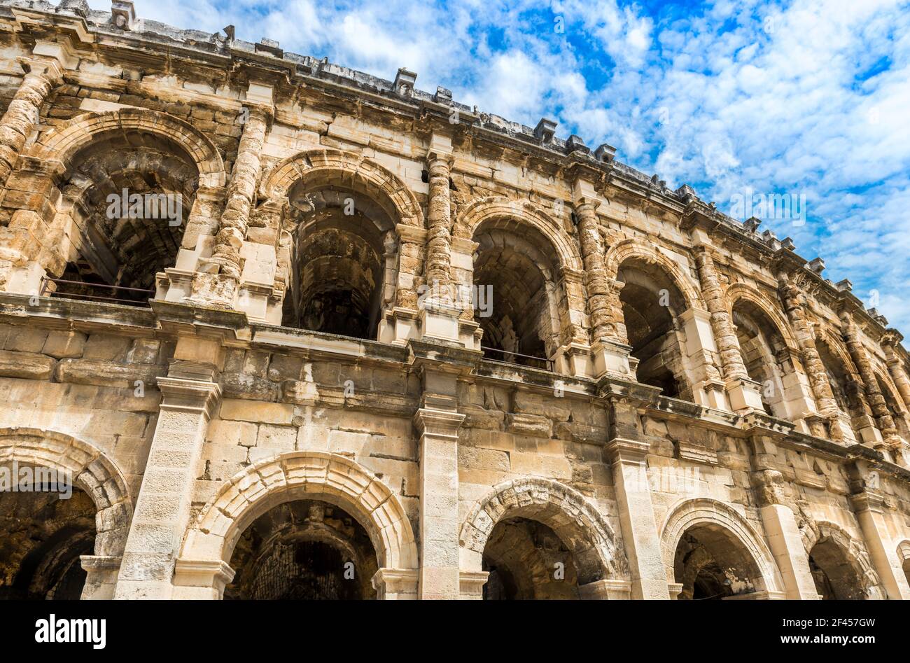 L'arena di Nimes è un anfiteatro romano costruito verso la fine del 1 ° secolo nella città francese di Nîmes, Gard in Occitanie, Francia Foto Stock