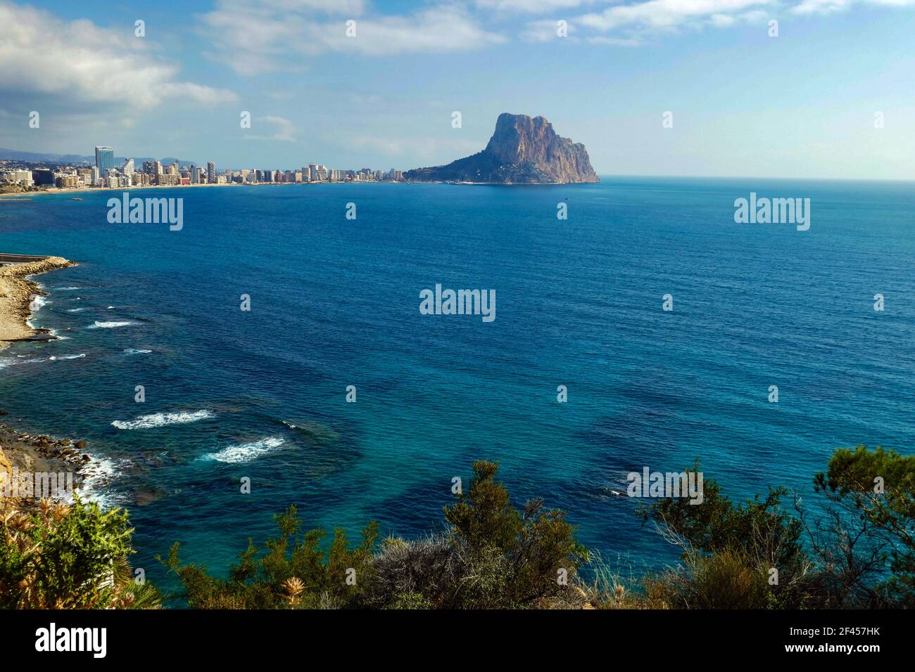 Il Peñon de'Ifach sopra il Mar Mediterraneo a Calpe, Costa Blanca, Spagna Foto Stock