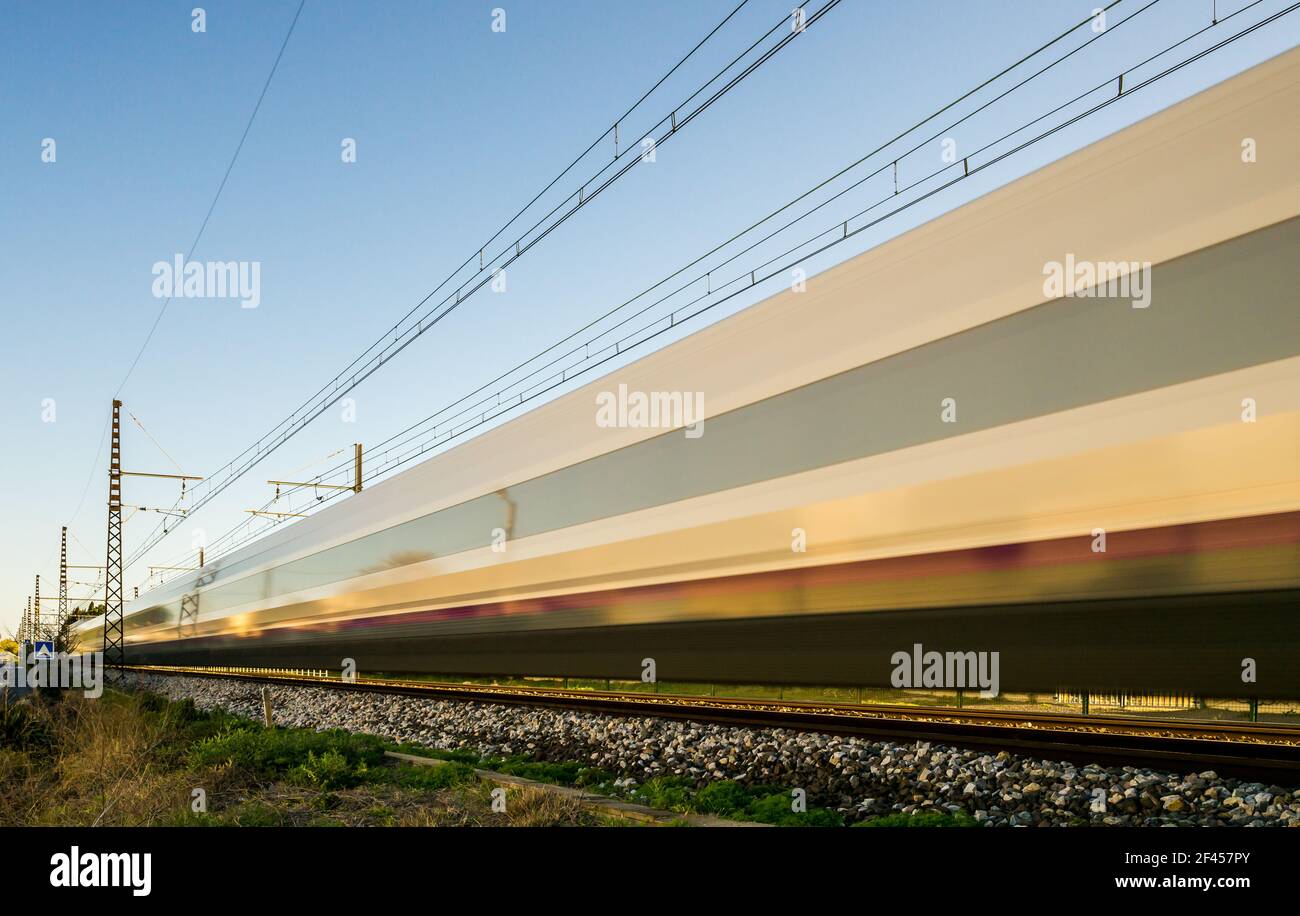 Treno ad alta velocità (TGV), sulle ferrovie in Francia Foto Stock