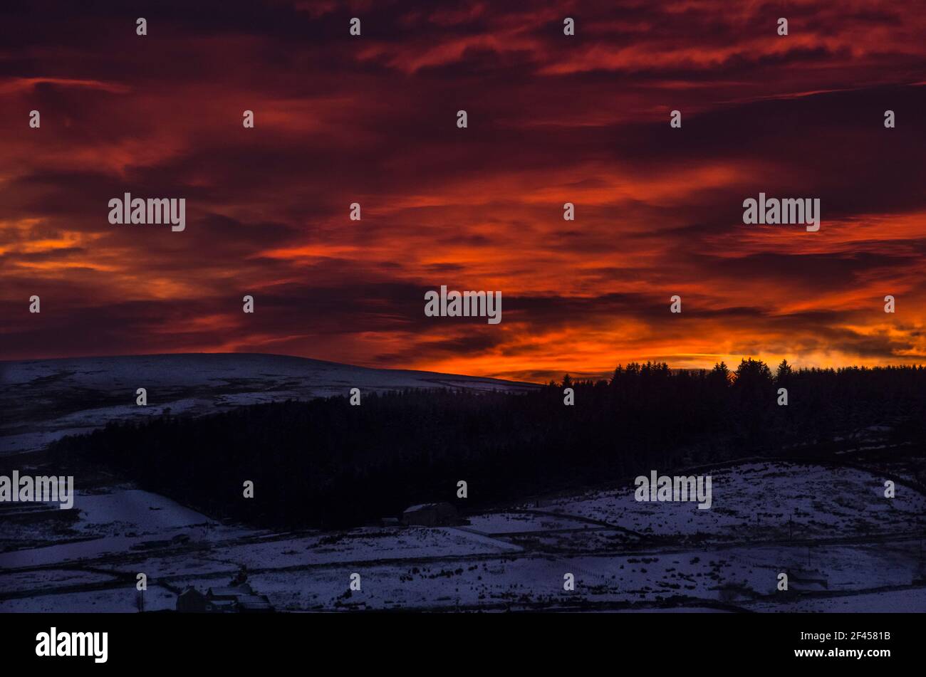 Tramonto spettacolare su colline e montagne innevate (Weardale, North Pennines, County Durham, Regno Unito) Foto Stock