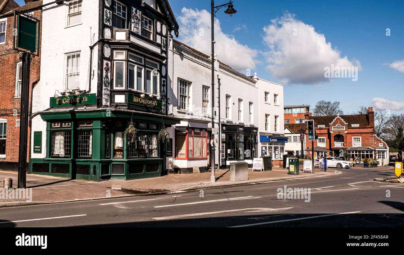 Londra UK, marzo 19 2021, Row of Shops e un pub irlandese, chiuso durante il Covid-19 Coronavirus Lockdown Foto Stock