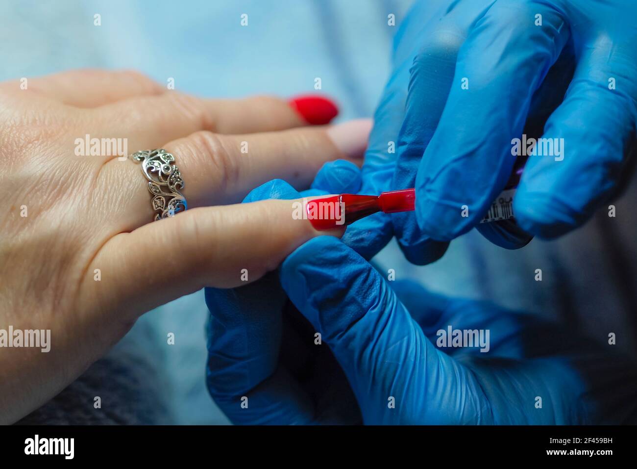 dipingere i chiodi sulle dita Foto Stock