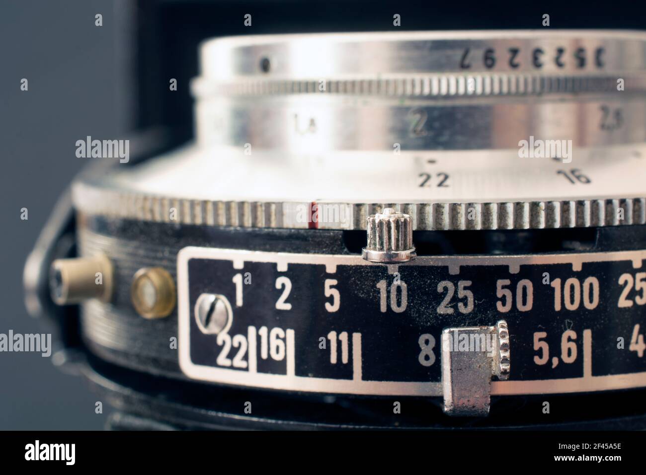 Obiettivo e comandi della fotocamera vintage. Foto Stock