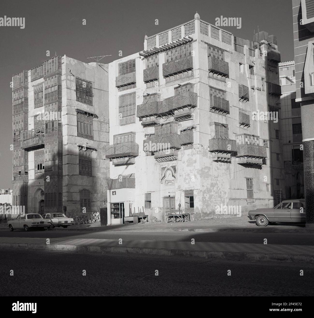 1960s, edifici storici, antichi, con balconi in legno arabo tradizionale semi-recintato nella città vecchia, Jeddah, Arabia Saudita. Foto Stock