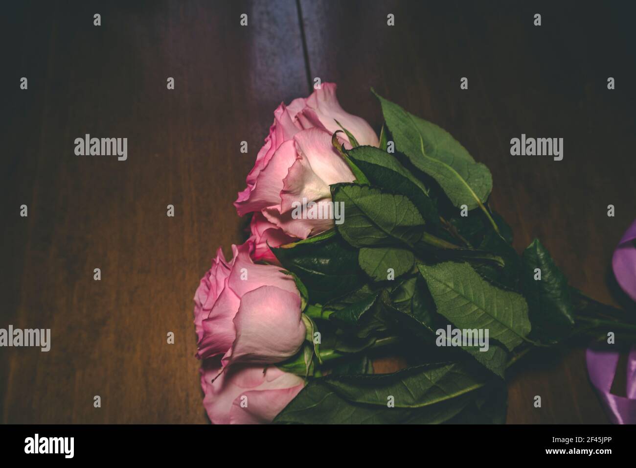 bouquet di belle rose rosa cintura bowknot dono donna ragazza Foto Stock