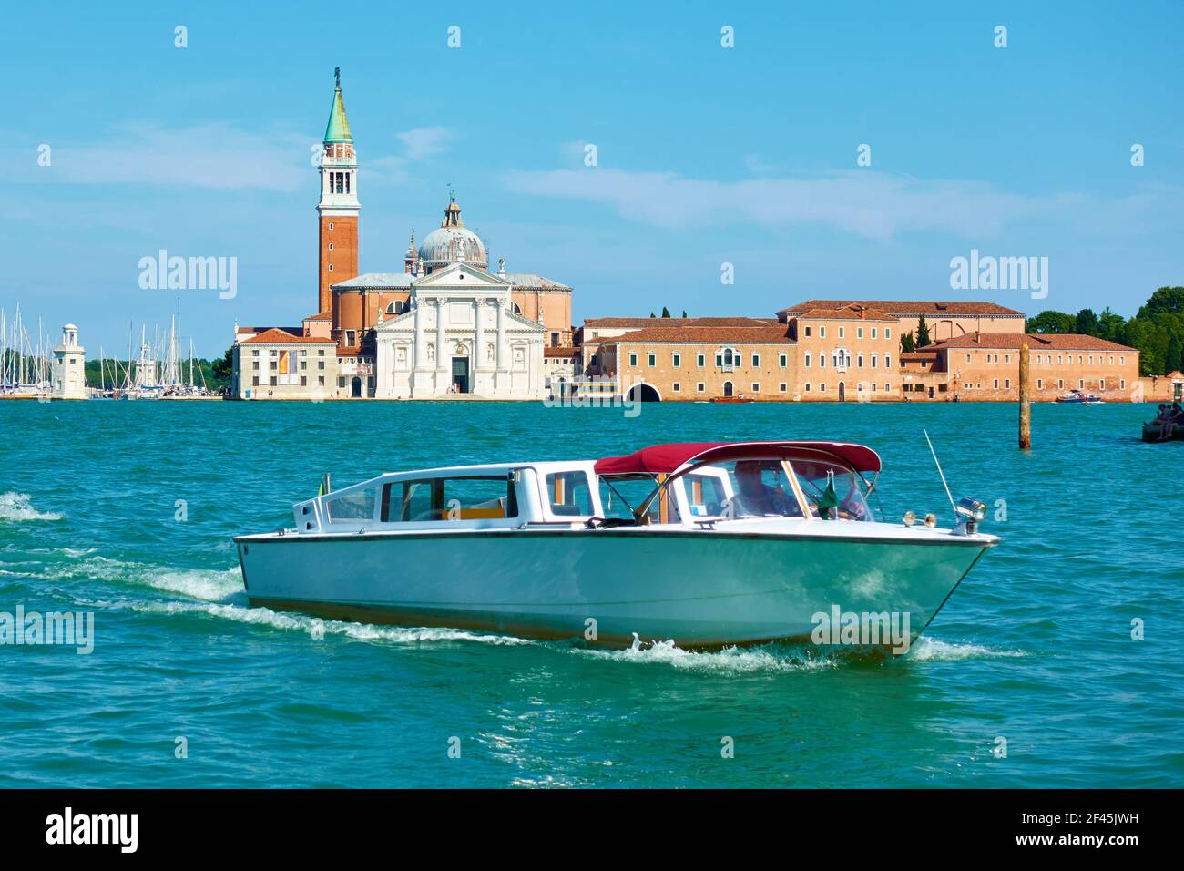 Taxi acqueo a Venezia. Vista veneziana con San Giorgio maggiore e motoscafo, paesaggio urbano Foto Stock