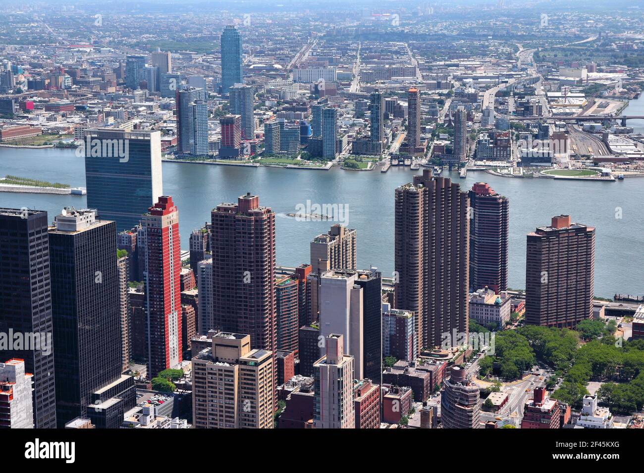 New York City - Vista aerea di Midtown Manhattan verso Tudor City, Murray Hill e East River. Dall'altro lato: Long Island City in Queens. Foto Stock