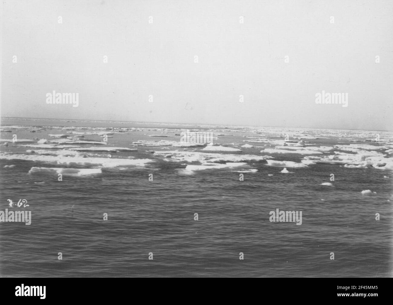 Vista dell'imballaggio del ghiaccio al bordo del ghiaccio (probabilmente da un vaporetto per passeggeri in alto mare) Foto Stock