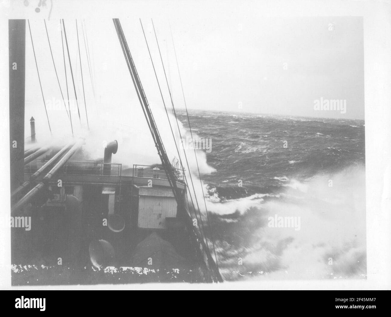 Infiltrazioni di un piroscafo passeggeri sul lago tempestoso Foto Stock