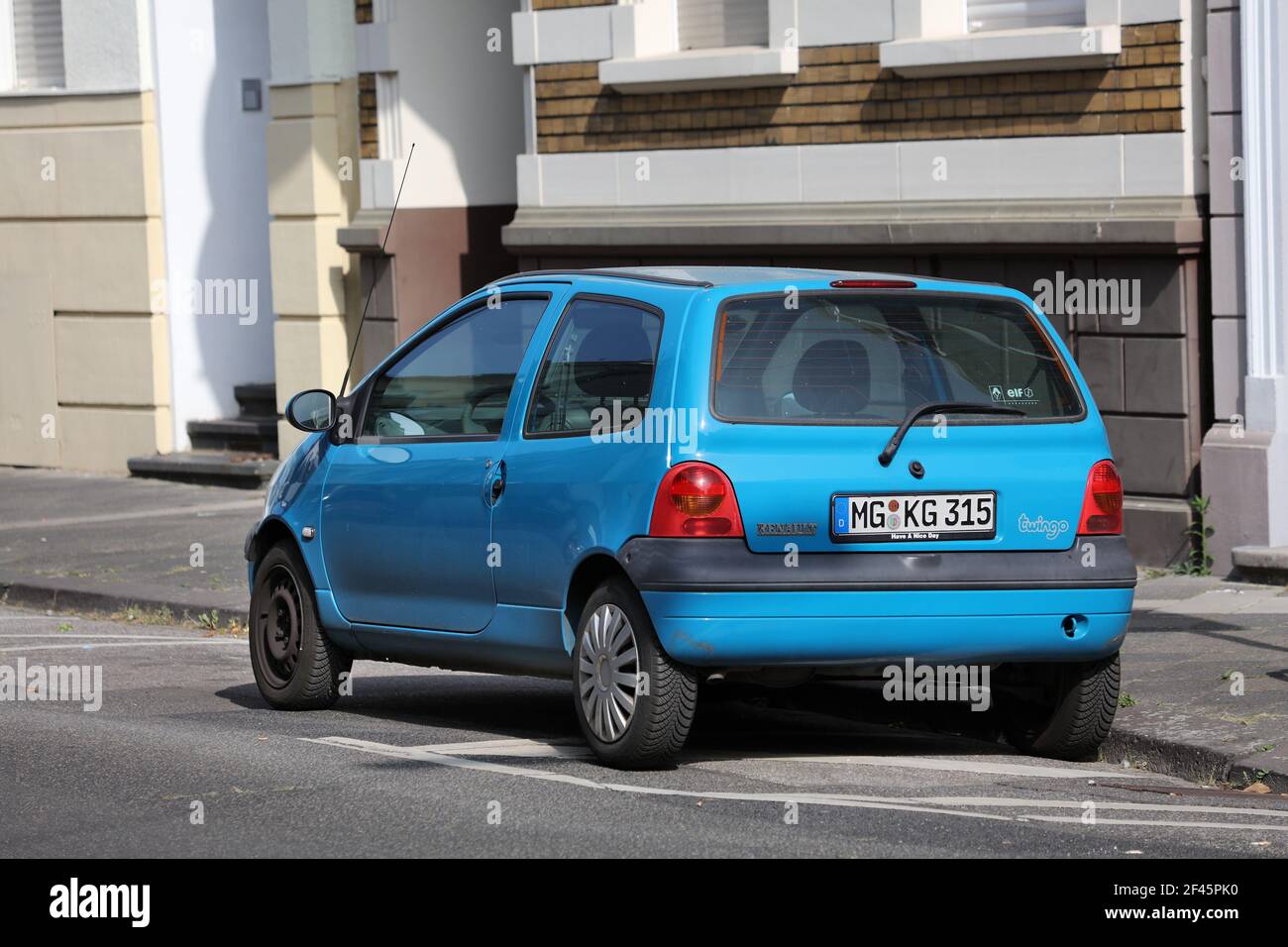 NORD RENO-WESTFALIA, GERMANIA - 16 SETTEMBRE 2020: Renault Twingo berlina City car parcheggiata in Germania. Ci sono stati 45.8 milioni di auto registrate Foto Stock