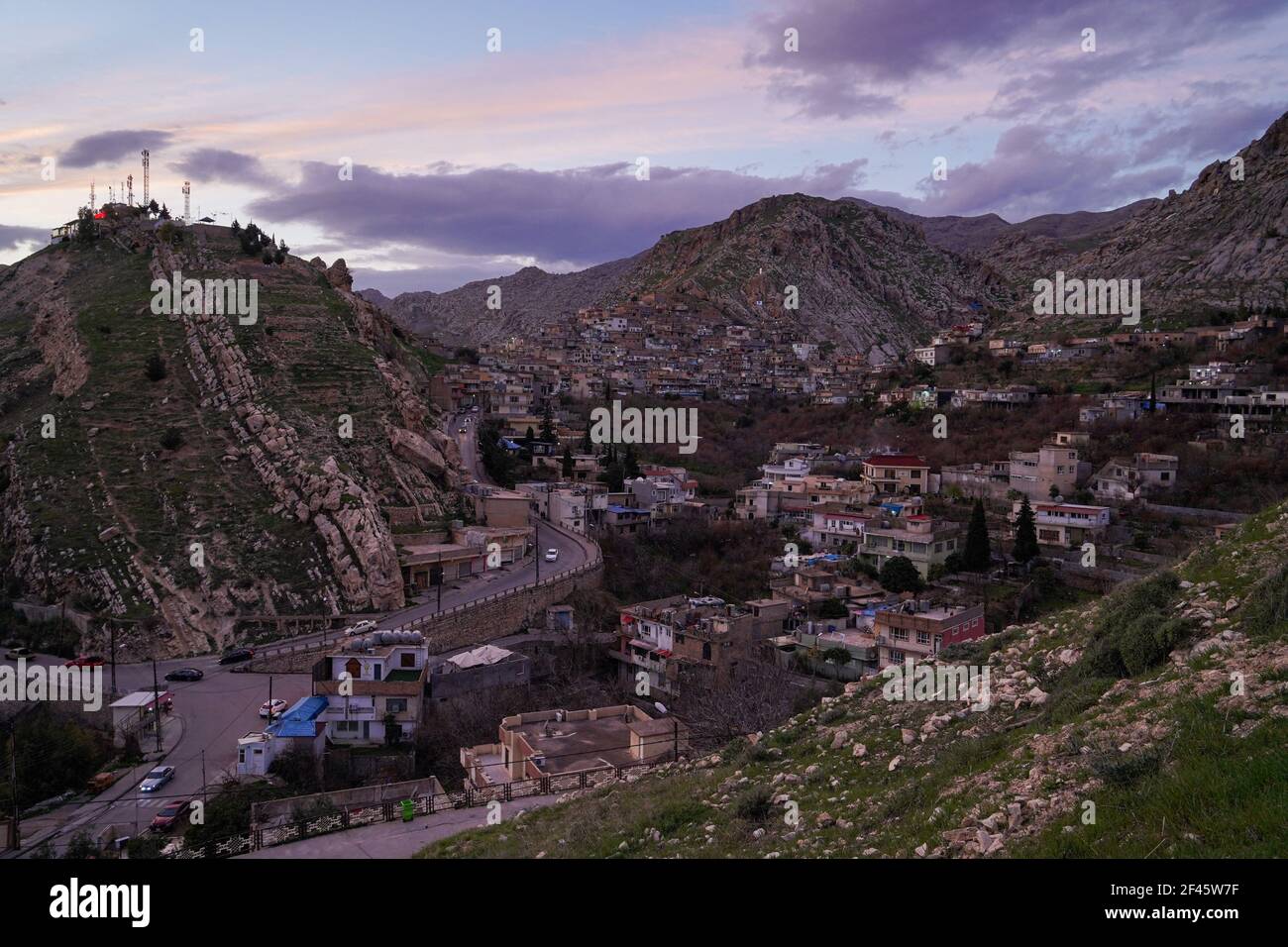 Akre, Iraq. 18 Marzo 2021. Vista del tramonto sulla città vecchia di Akre. La città di Akre nel governatorato di Duhok si prepara a celebrare Nowruz (il Capodanno persiano o il Capodanno curdo) appesi bandiere sulle montagne. Il nuovo anno persiano o il nuovo anno curdo è una vecchia tradizione zoroastriana celebrata dagli iraniani e dai curdi il 20 marzo di ogni anno e coincide con l'equinozio vernale. (Foto di Ismael Adnan/SOPA Images/Sipa USA) Credit: Sipa USA/Alamy Live News Foto Stock