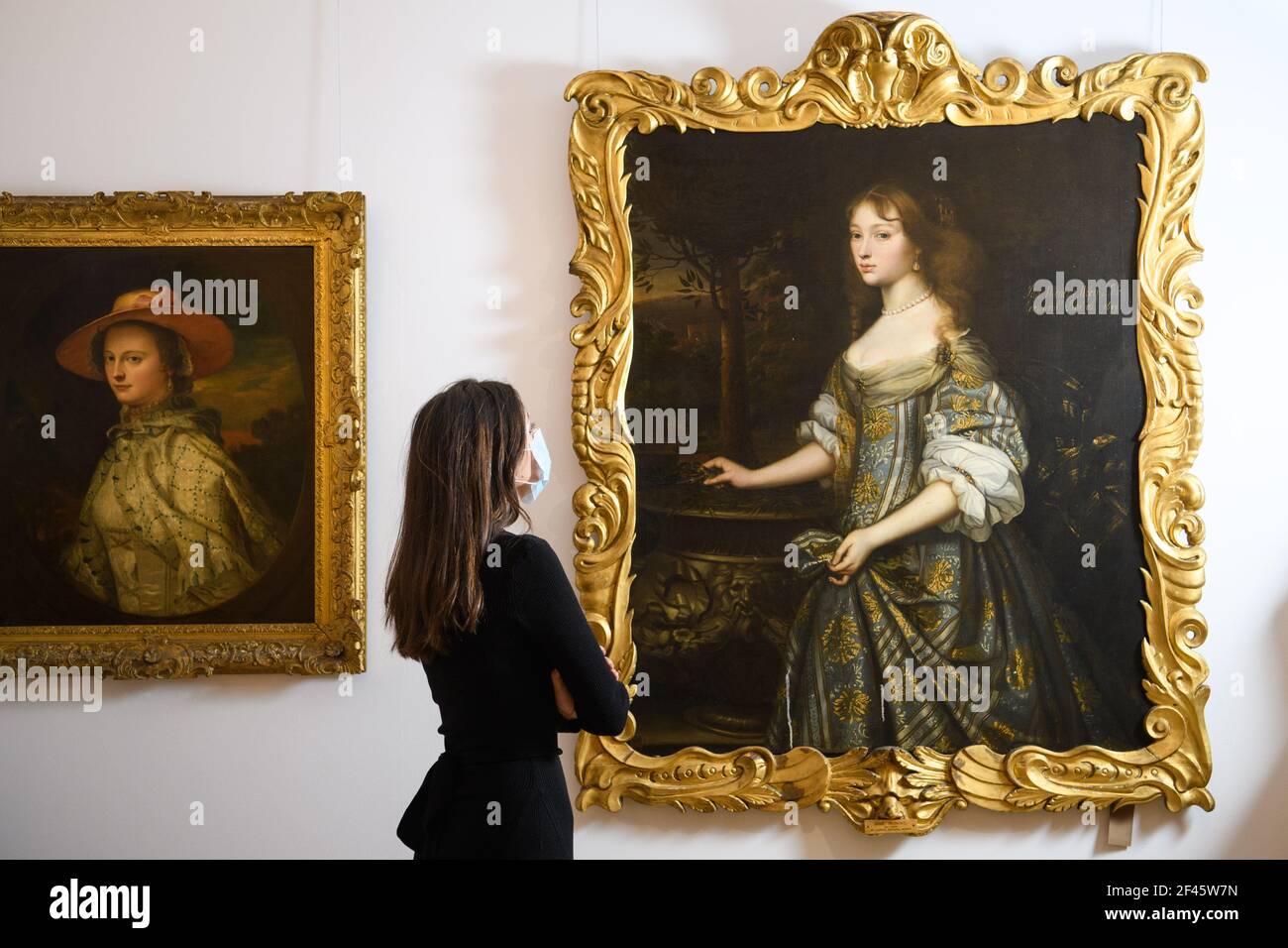 Londra, Regno Unito. 19 marzo 2021. Un dipendente di Sotheby guarda il ritratto di Jane Monins di John Michael Wright della Collezione di Patricia Knatchbull, seconda contessa Mountbatten della Birmania, che sarà messo all'asta a Sotheby's a Londra il 24 marzo. Data immagine: Venerdì 19 marzo 2021. Il credito fotografico dovrebbe essere: Matt Crossick/Empics/Alamy Live News Foto Stock