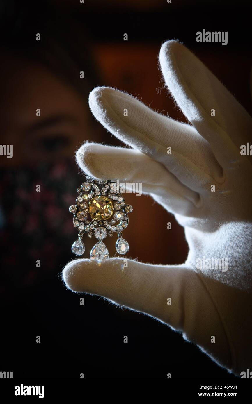 Londra, Regno Unito. 19 marzo 2021. Un dipendente di Sotheby detiene il pendente 'Banks Diamond', della Collezione di Patricia Knatchbull, seconda Contessa Mountbatten di Birmania, che sarà messo all'asta a Sotheby's a Londra il 24 marzo. Data immagine: Venerdì 19 marzo 2021. Il credito fotografico dovrebbe essere: Matt Crossick/Empics/Alamy Live News Foto Stock