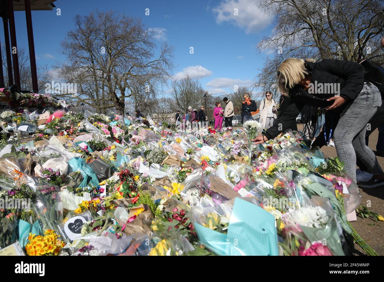 Tributi floreali al chiosco a Clapham Common, Londra, per Sarah Everard. PC Wayne Couzens, 48 anni, è apparso all'Old Bailey di Londra accusato del rapimento e dell'assassinio di 33 anni. Data immagine: Venerdì 19 marzo 2021. Foto Stock