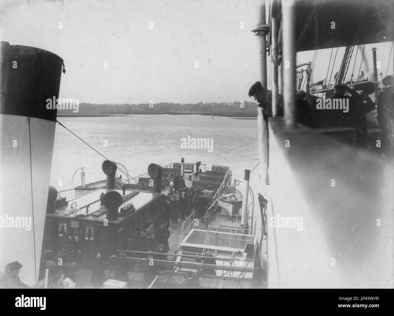 Crociere della linea Hamburg America, circa 1911/1913. Vista dalla ringhiera di un piroscafo passeggeri in alto mare sul ponte del piroscafo passeggeri Portsmouth (designato Southampton 1897) con i turisti a bordo Foto Stock