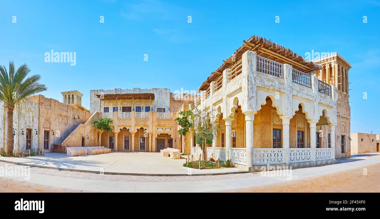 Panorama del pittoresco palazzo in stile arabo con terrazze ombreggiate, barjeel e decorazioni scolpite, quartiere al Shindagha, Dubai, Emirati Arabi Uniti Foto Stock