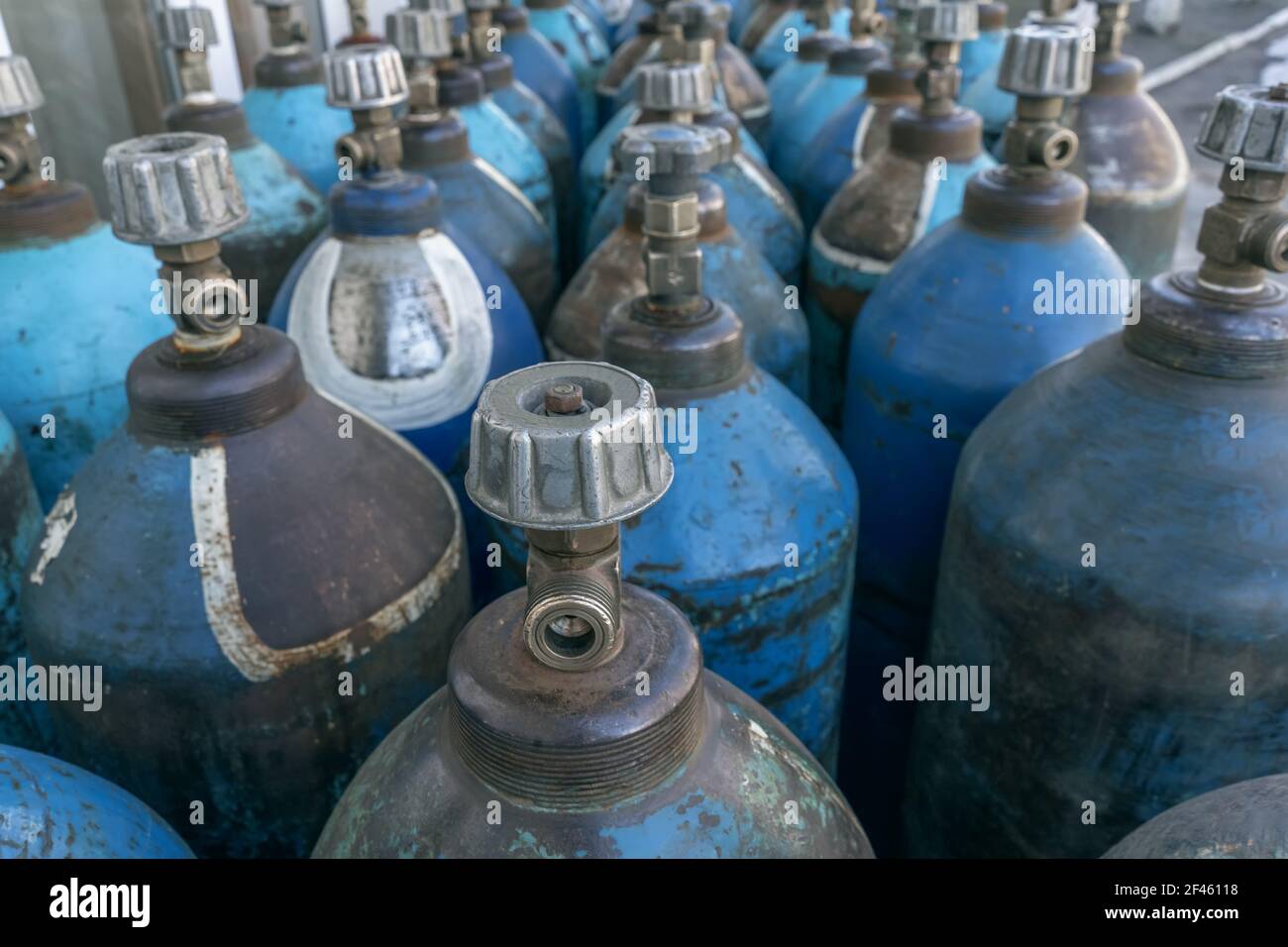 Un fascio di bombole di ossigeno con gas compresso Foto Stock