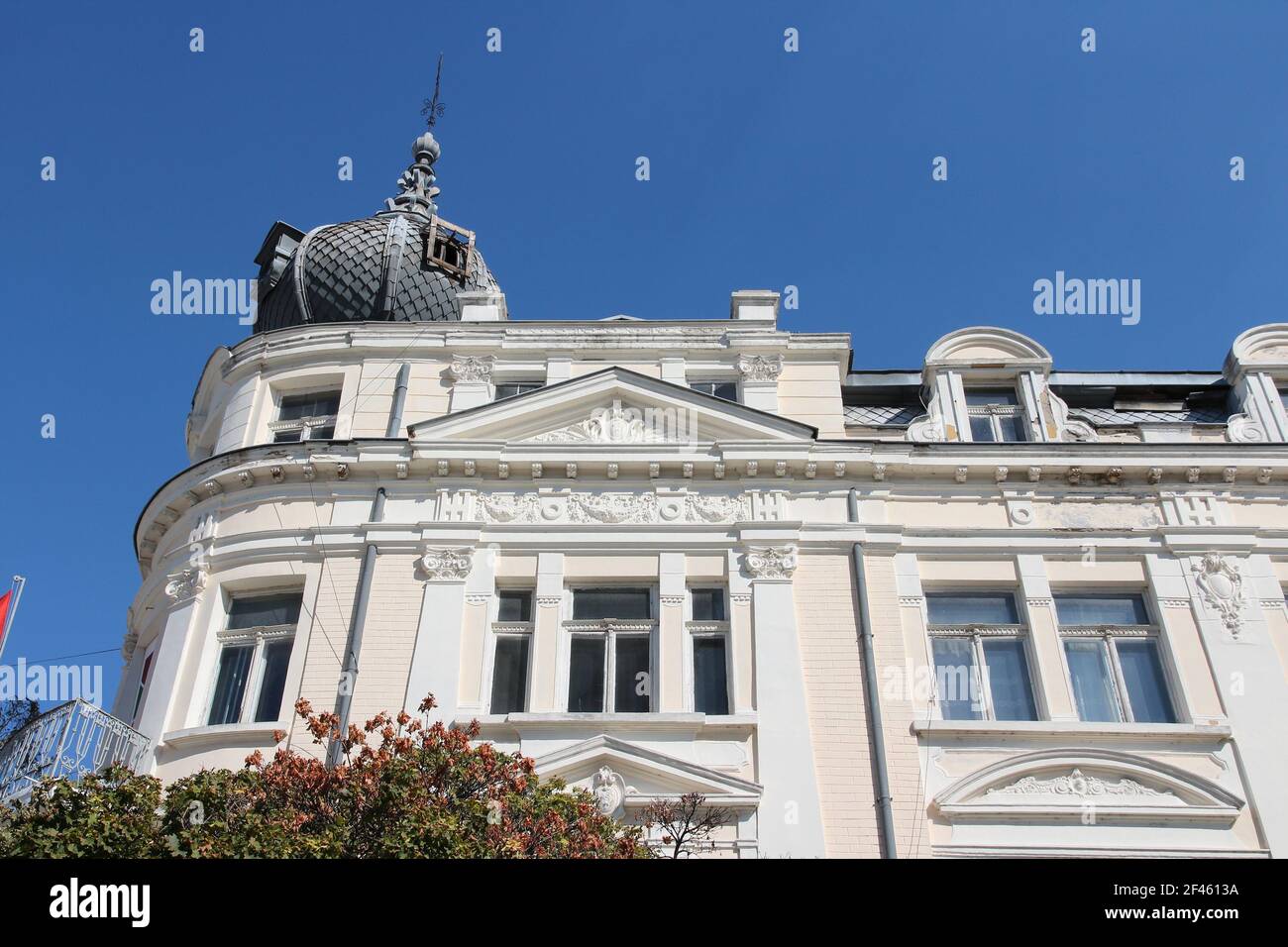 Vidin, Bulgaria - vecchio edificio di appartamenti. L'architettura residenziale esterno. Foto Stock