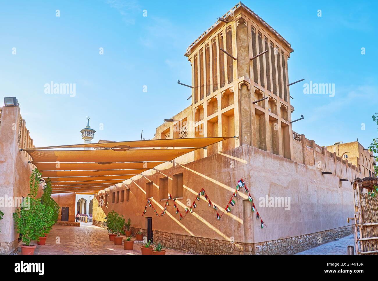 Il tradizionale palazzo in adobe con il paravento barjeel e le mura adoiche, appartiene al Dipartimento del Patrimonio architettonico e delle Antichità, al Fahidi, Foto Stock