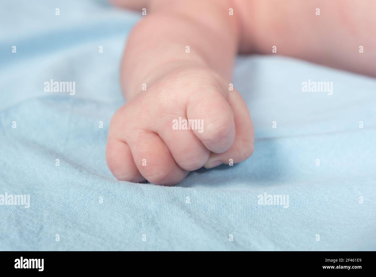 Vista ravvicinata della mano del neonato su un letto. Foto Stock