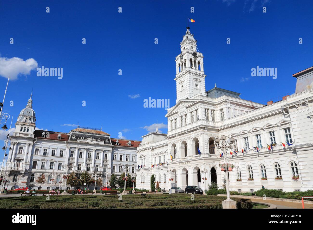 ARAD, Romania - 13 agosto 2012: persone visitano il Municipio di Arad, Romania. Arad è la capitale della contea di Arad e la dodicesima più popoloso rumeno Foto Stock