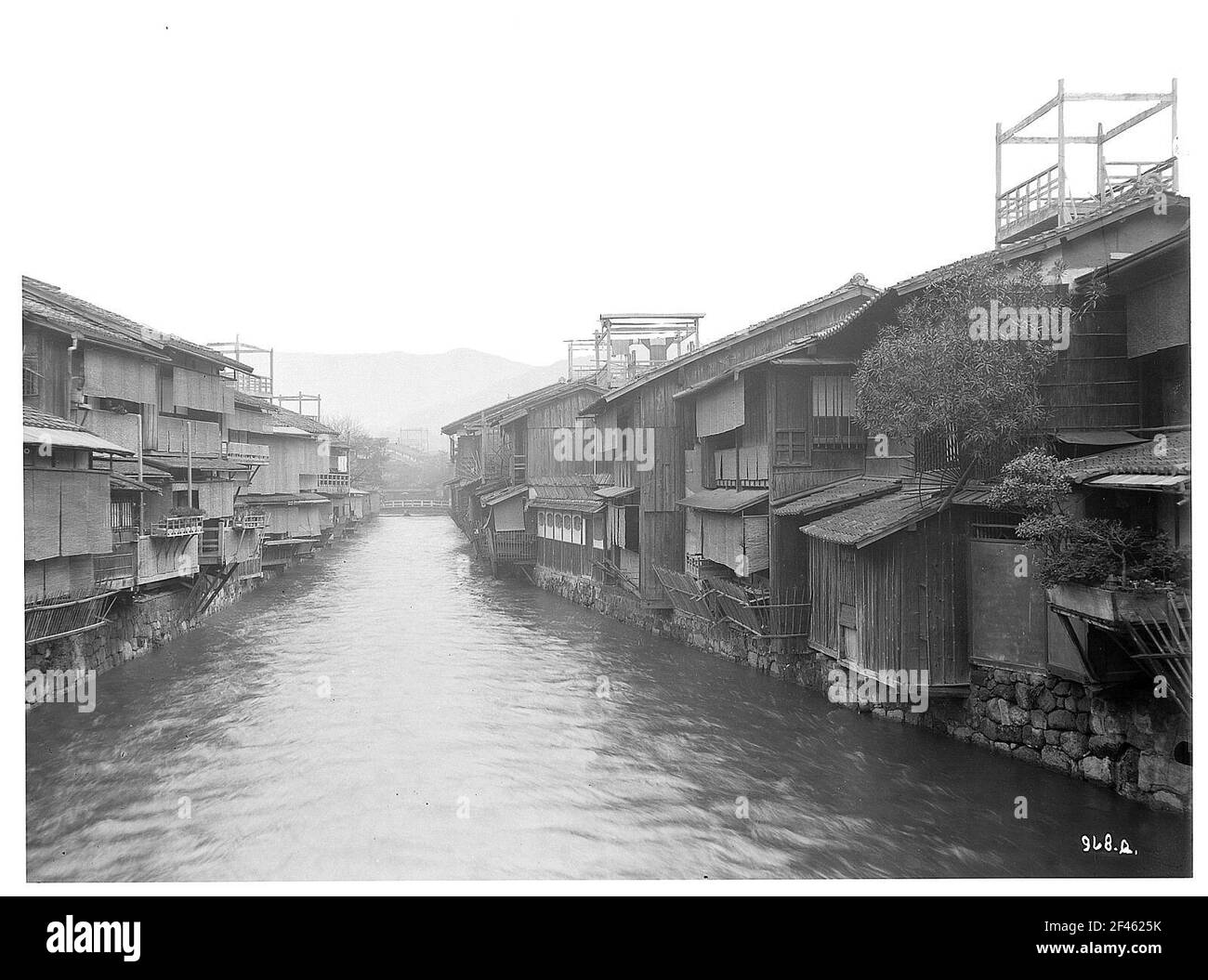 Kyoto. Case da tè su un canale Foto Stock