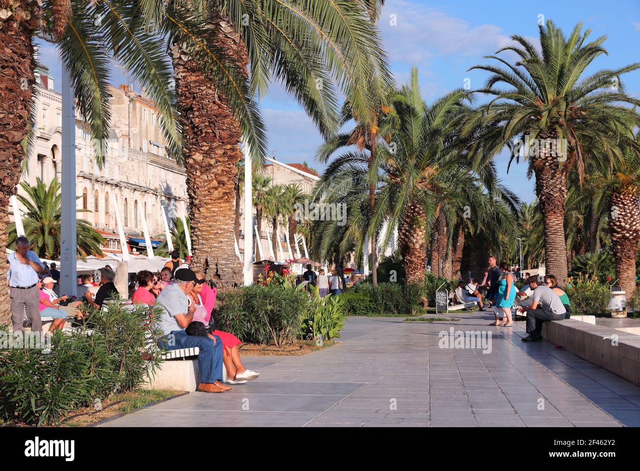 SPALATO, CROAZIA - 16 SETTEMBRE 2012: La gente visita l'argine di Spalato, Croazia. Il centro storico di Spalato è un sito patrimonio dell'umanità dell'UNESCO. Foto Stock