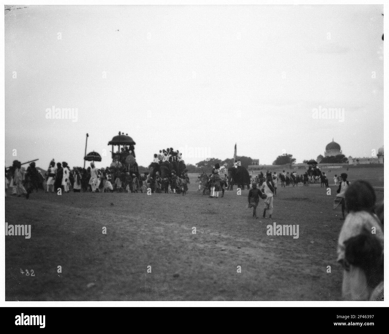 Rangonn, Birmania (?). Processione di gente del posto con elefanti di fronte alla città Foto Stock