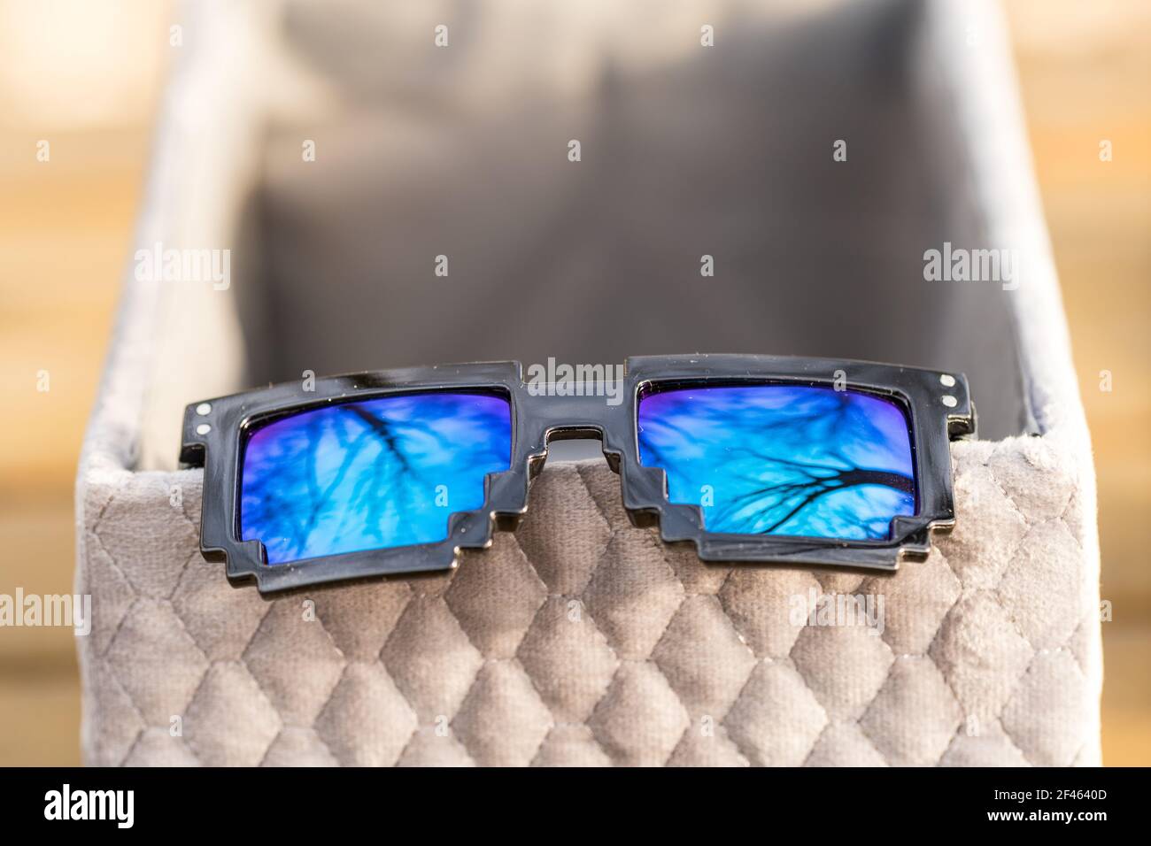Occhiali da sole in pixel neri con lenti blu da indossare in una giornata  di sole. Messa a fuoco selettiva Foto stock - Alamy
