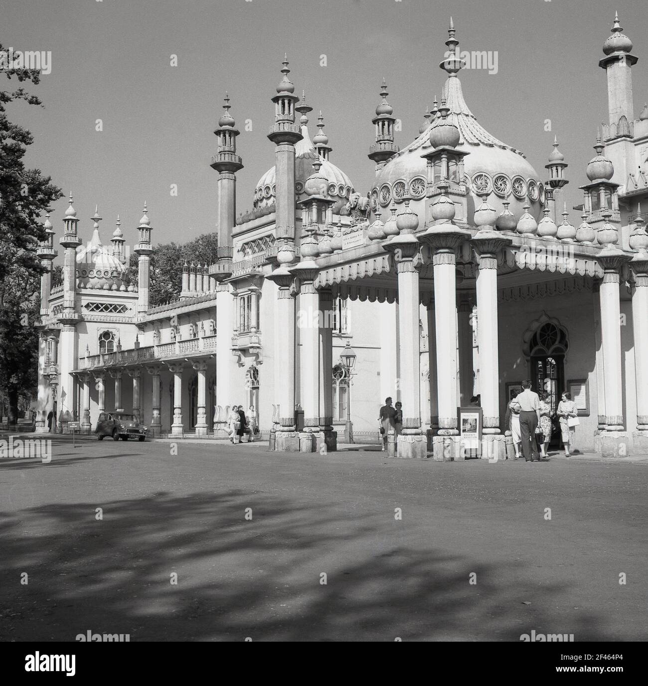 1950s, immagine storica del Royal Pavilion a Brighton, East Sussex, Inghilterra, Regno Unito, che mostra l'esterno dell'edificio decorativo con le sue numerose torrette. Iniziato nel 1787, fu costruito, in tre fasi, come rifugio sul mare per Giorgio, Principe di Galles, che divenne il Principe Reggente nel 1811, e re Giorgio IV nel 1820. Alcuni architetti furono coinvolti nella residenza, tra cui John Nash e Augustus Charles Pugin. Foto Stock