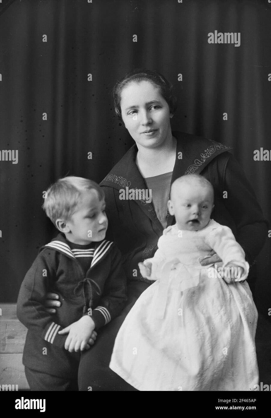 Madre con i suoi due bambini Foto Stock