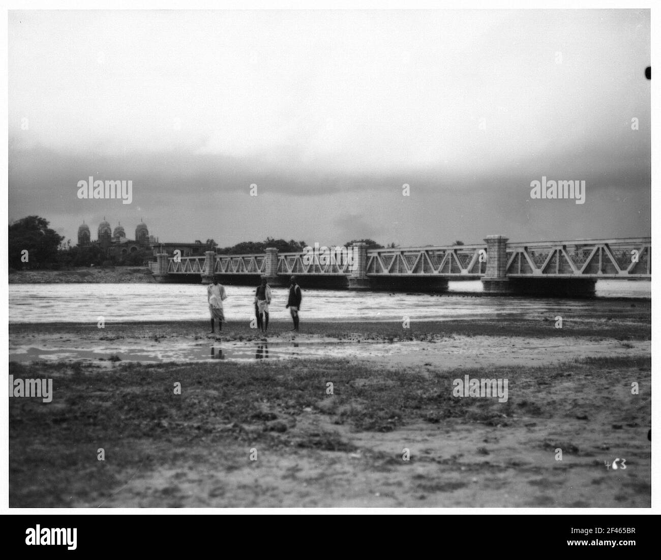 Birmania. Paesaggio fiume vicino Rangonn con ponte, sulla riva della gente del posto Foto Stock