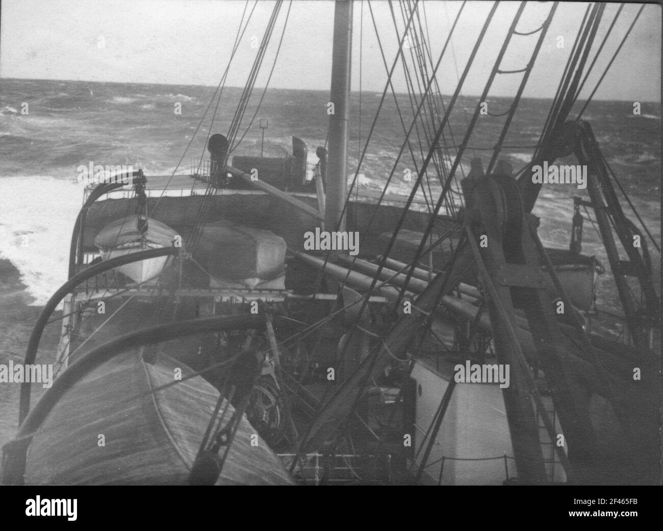 Vista del ponte di poppa di una nave con salvataggio barche e ventilatori Foto Stock