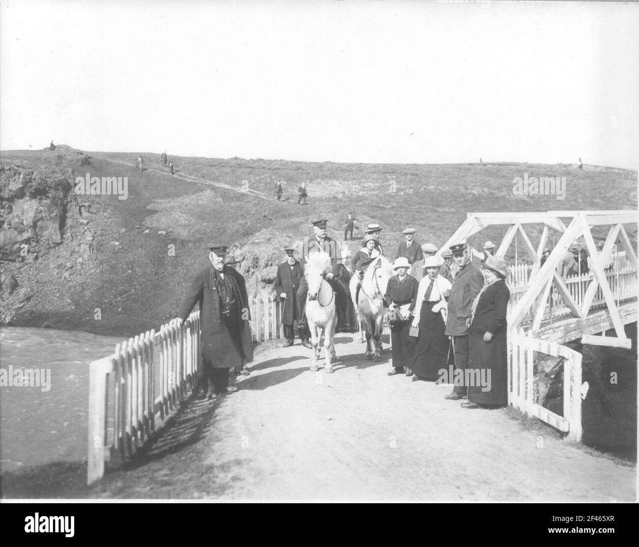 Akureyri (Islanda). Passeggeri e ufficiali del piroscafo passeggeri "Victoria Luise" (parzialmente montato) sul ponte di Glera sopra la città Foto Stock