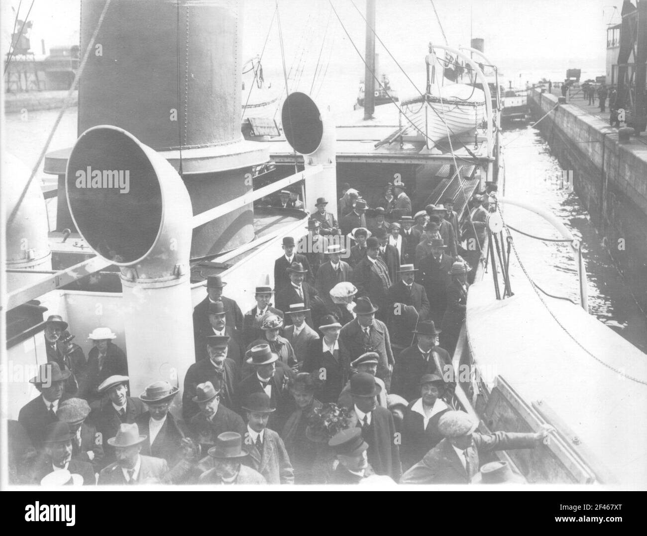 Crociere della linea Hamburg America, circa 1911/1913. Turisti su un vaporizzatore all'arrivo in un porto Foto Stock