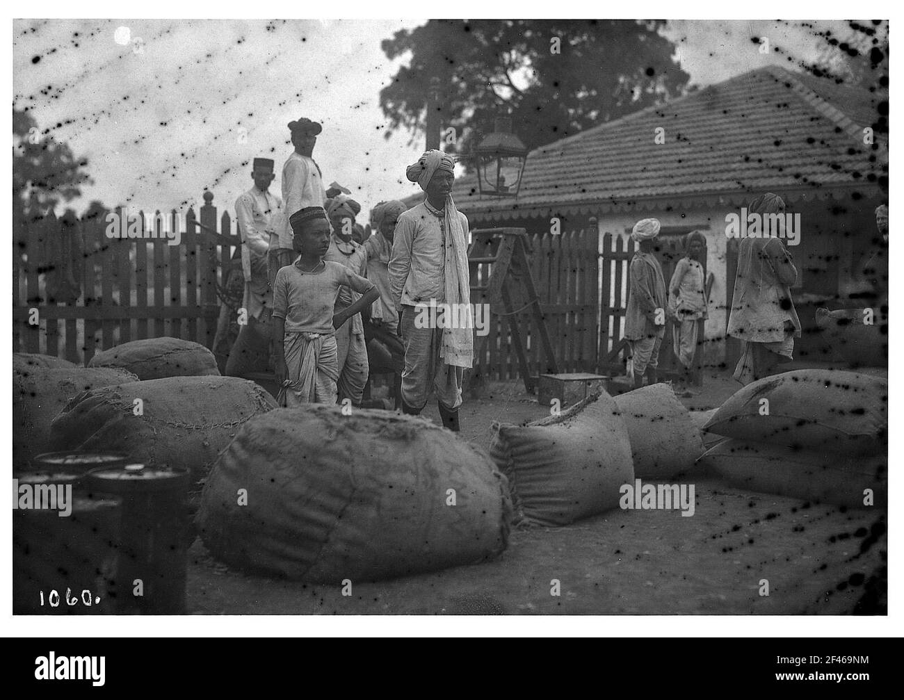 India. Lavoratori con grandi borse in una casa Foto Stock