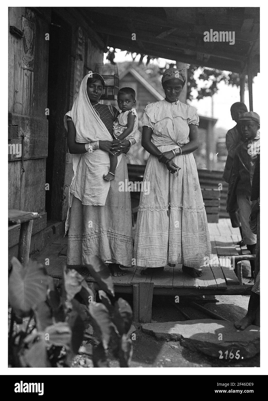 Bombay (India). Donne con bambini Foto Stock