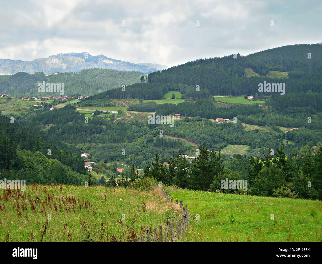 Paesaggio autunnale con vista panoramica sul Monte Artxanda, a Euskadi, Bizkaia España. Foto Stock