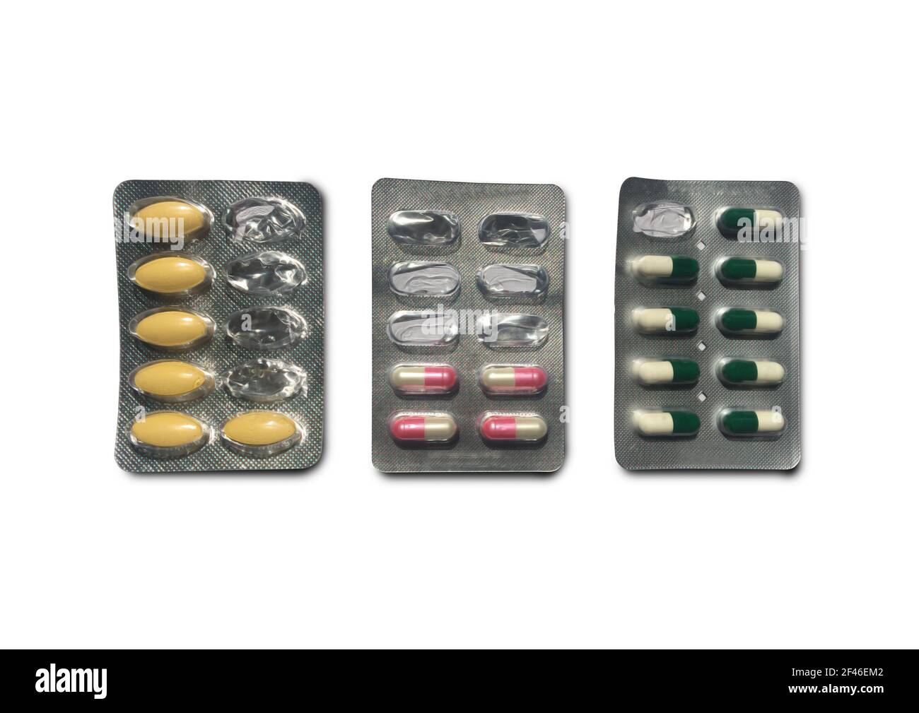 Raccolta di compresse e capsule pillola su fondo bianco con percorso di ritaglio. Trattamento e concetto di medicina Foto Stock