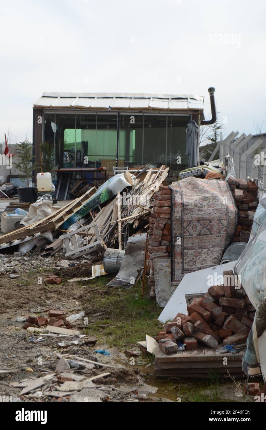 Il giardino di una casa sporca e disordinata piena di cose. Casa degli squadroni. Foto Stock