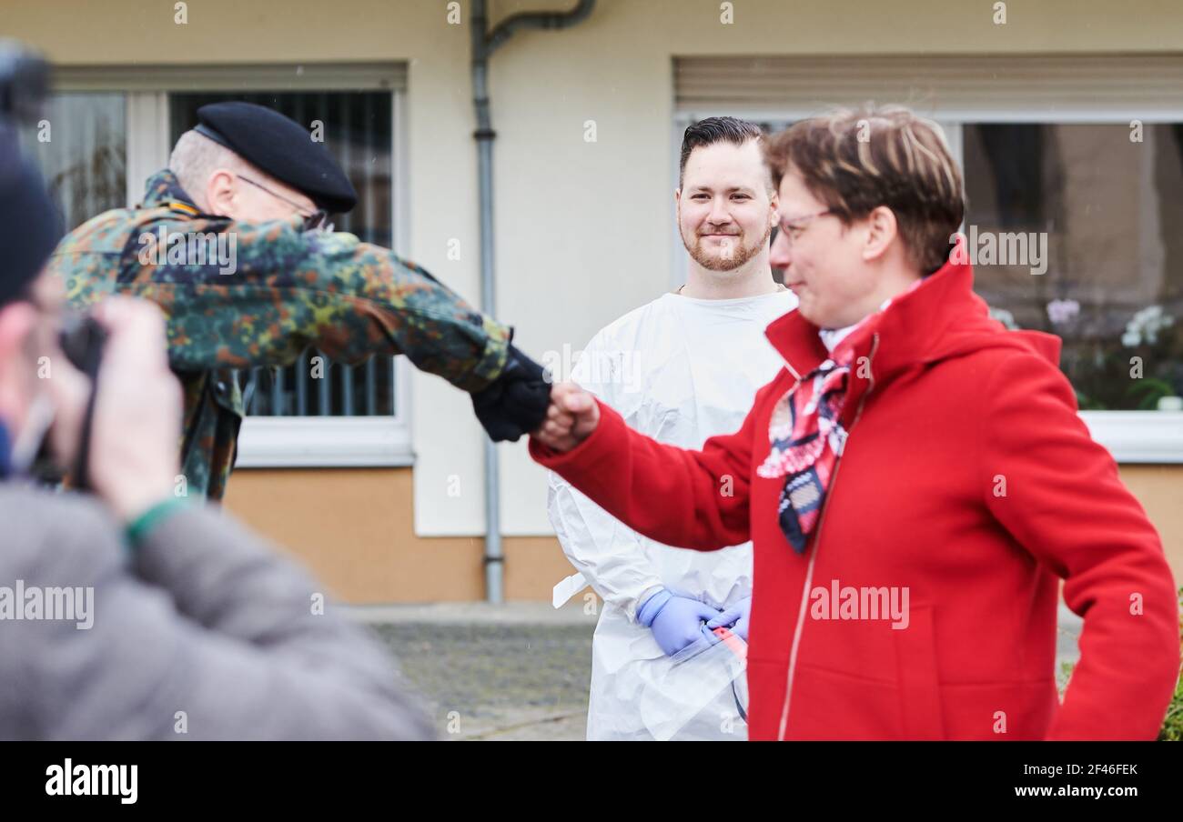 Berlino, Germania. 19 marzo 2021. Jürgen Karl Uchtmann (l), Brigadier Generale, ringrazia Ulrike Kostka, Direttore della Caritas, con un pugno. Tobias Schütt, un ente di assistenza amministrativa, si trova tra di loro di fronte alla casa di riposo Franz-Jordan-Stift. La Charitas ringrazia la Bundeswehr per il suo dispiegamento nelle strutture di assistenza di Berlino. Credit: Annette Riedl/dpa/Alamy Live News Foto Stock