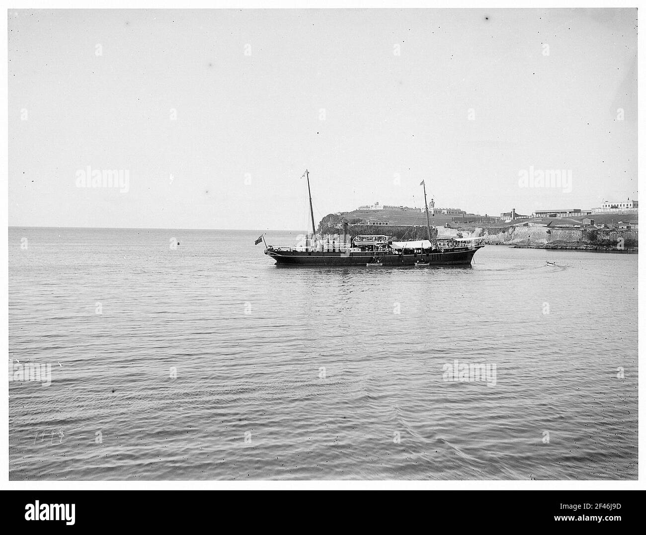 San Juan, Porto Rico. Il battello a vapore si trova di fronte alla costa Foto Stock