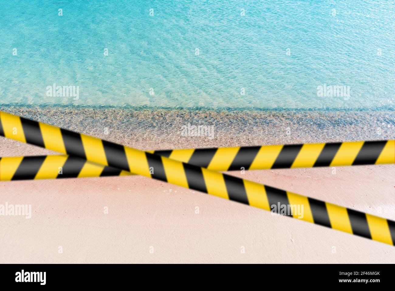 Onde morbide del mare sulla sabbia rosa e bella spiaggia con scogliere. Costa di Creta isola in Grecia. Spiaggia di sabbia rosa della famosa Elafonisi Foto Stock