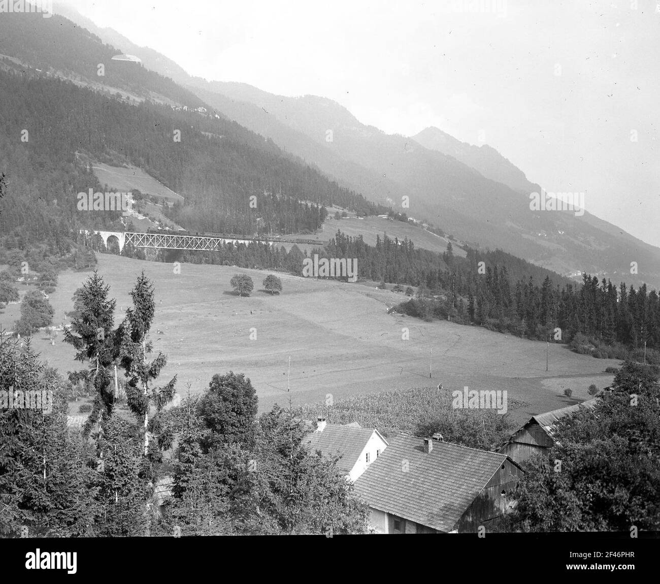 Austria. Alta Tauern. Vista sulla valle contro Pyrker-Viadotto (?) Il Tauernbahnstrecke (1901/1909) Schwarzach St. Veit (Stato federale di Salisburgo) - Spittal-Millstättersee (stato della Carinzia) Foto Stock