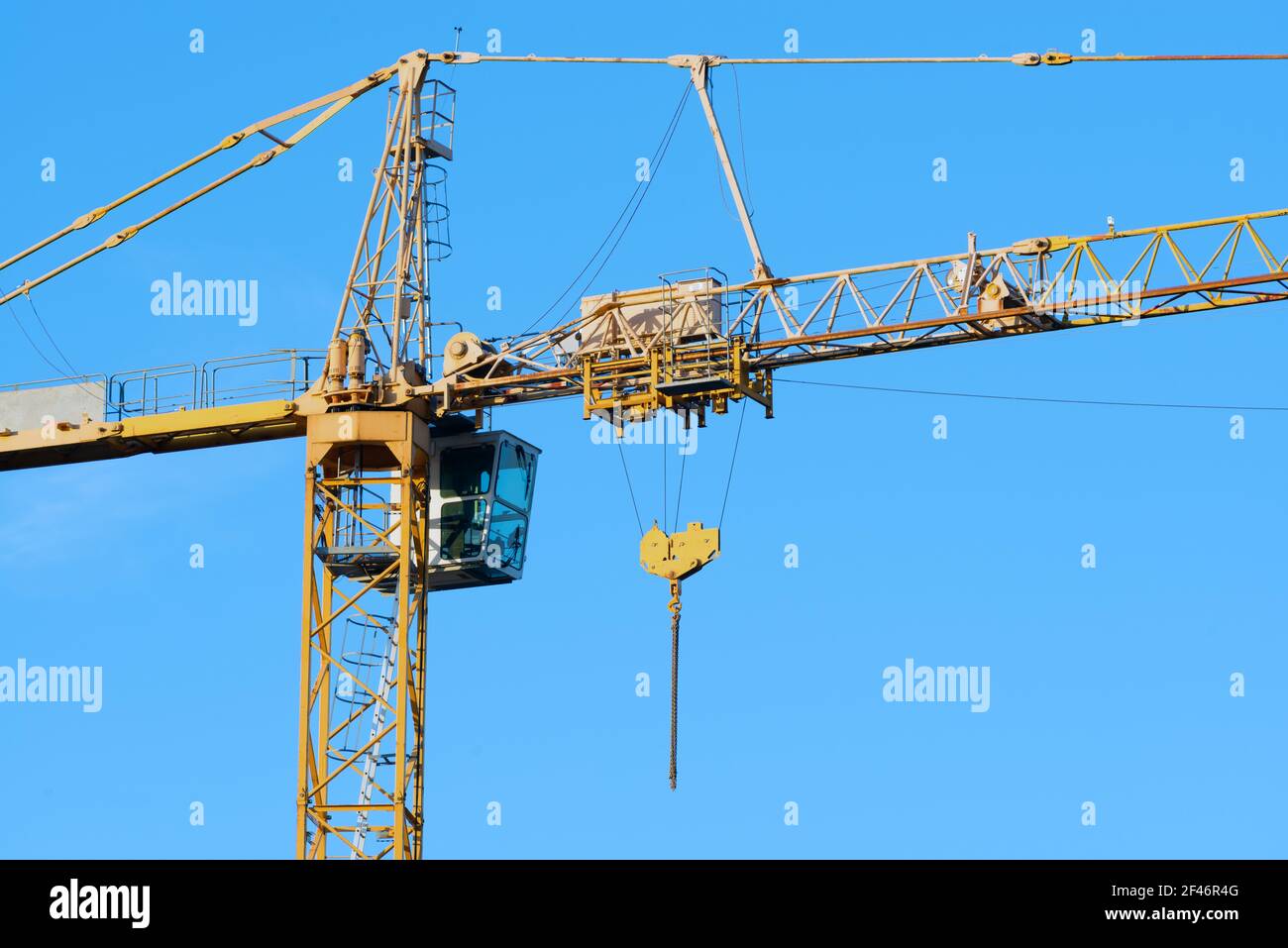 testa della gru gialla per impieghi pesanti su sfondo blu Foto Stock