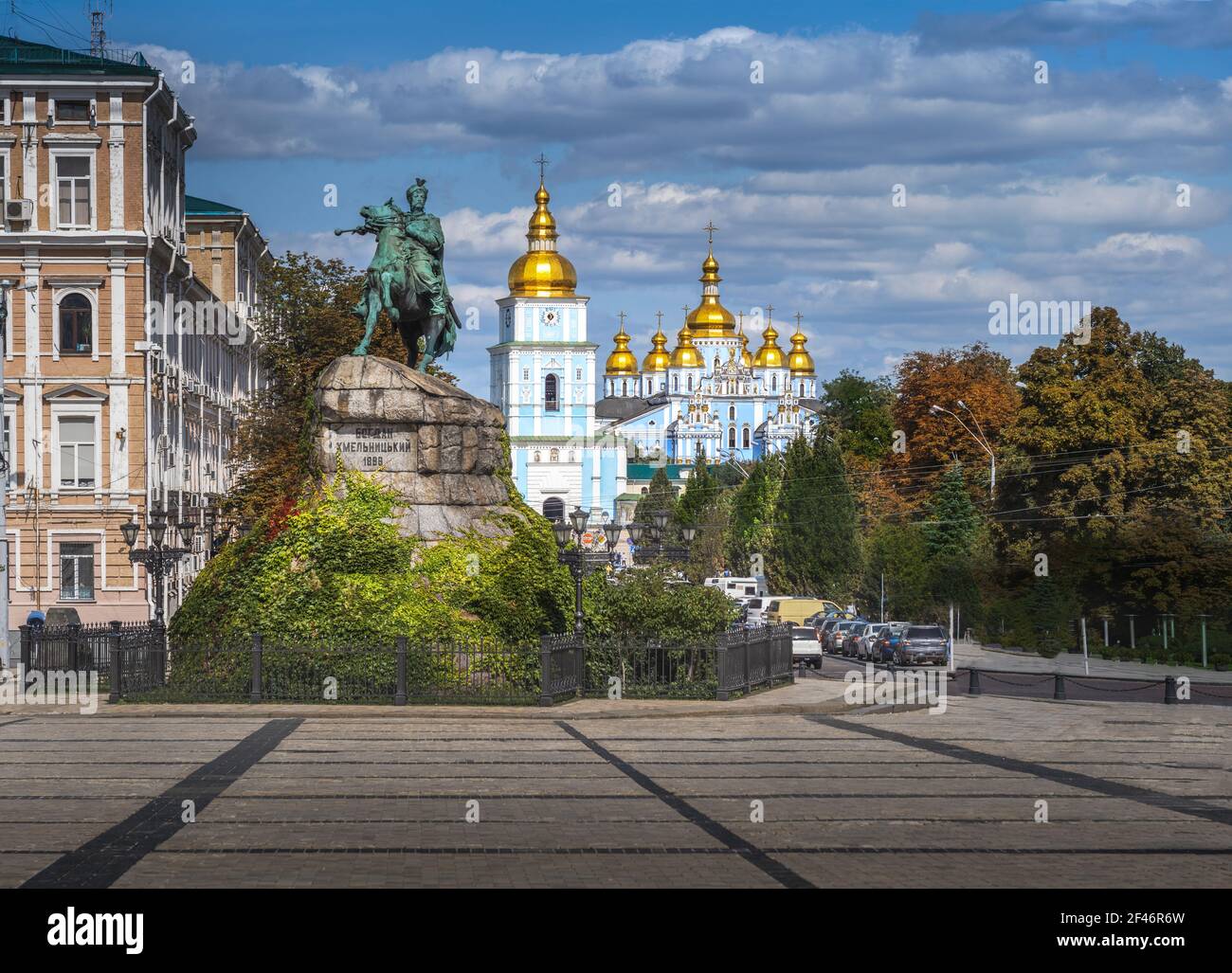 Piazza Sofievskaya con il Monumento Bohdan Khmelnytsky e il Monastero della cupola d'oro di San Michele - Kiev, Ucraina il testo dice: Bohdan Khmelnytsky 1888 Foto Stock
