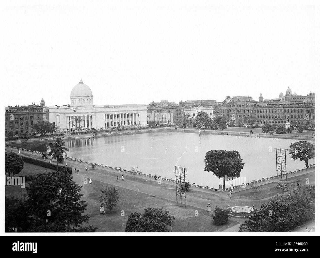 Calcutta (India). Vista su Dalhousie Square con posta principale, Writers Building e altri edifici coloniali della città Foto Stock