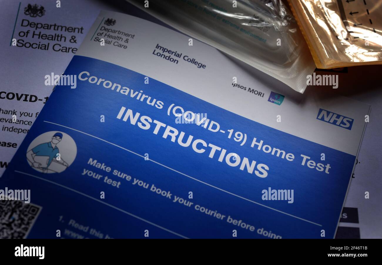 NHS GOVERNO COVID-19 CORONAVIRUS HOME TEST KIT ISTRUZIONI RE VIRUS TEST PANDEMICO E TRACCIA IMMUNITÀ MANDRIA ECC UK Foto Stock